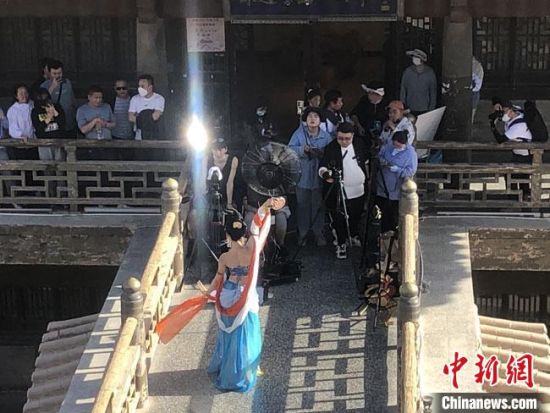 圖為5月以來，“奧大?！敝辈ガF(xiàn)場引游客圍觀?！《鼗褪形麄鞑抗﹫D