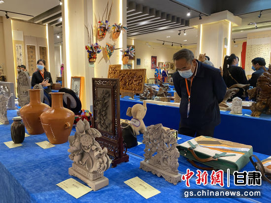 來自全省的近800件作品進(jìn)入專家評審環(huán)節(jié)，作品涵蓋雕塑雕刻、漆器、工藝花畫等多個類別。徐雪 攝