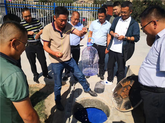 城關(guān)區(qū)作風(fēng)建設(shè)督察組赴青白石污水處理站，檢查污水采樣情況。.jpg