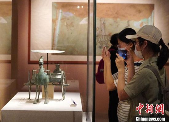 圖為參觀者參觀“大道攸歸：五涼文化展”展陳文物?！【琶赖┰?攝