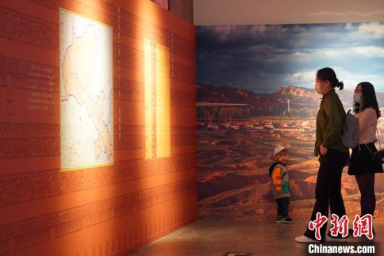 圖為參觀者參觀“大道攸歸：五涼文化展”展陳文物。　九美旦增 攝