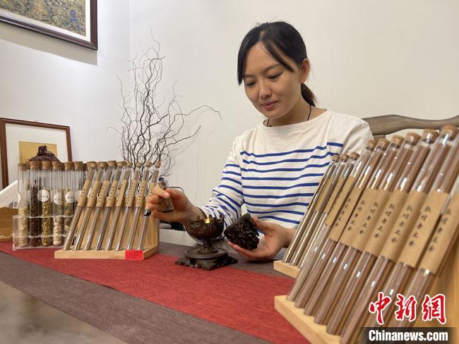 圖為魯雯展示燃香禮儀?！「攥?攝