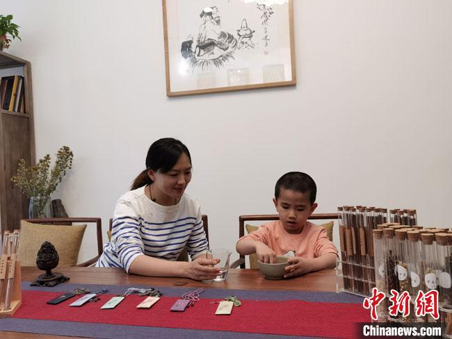 圖為魯雯為小學(xué)員授課和培訓(xùn)?！●T志軍 攝