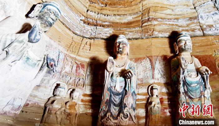 北石窟寺窟內(nèi)造像因受水顯得斑駁?！“瑧c龍 攝