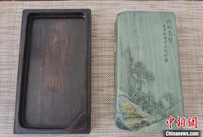 圖為甘肅甘南州洮硯藝人為提升洮硯文化內(nèi)涵，制作“一盒一拓”成品展示。(資料圖) 張婧 攝