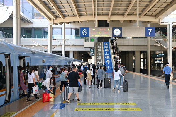 暑運大幕開啟。蘭州鐵路局供圖