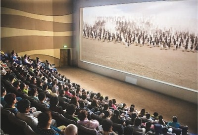 游客在莫高窟數(shù)字展示中心觀看主題電影《千年莫高》。