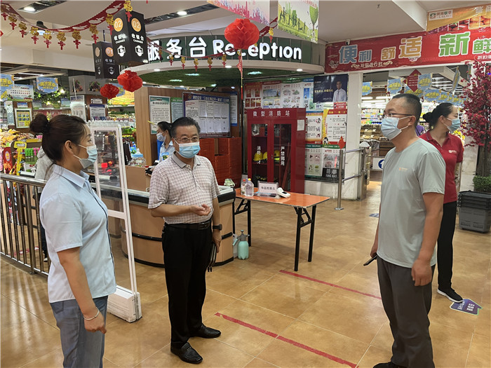 7月15日，酒泉市玉門(mén)市疫情防控督查組在隴商聯(lián)華超市監(jiān)督檢查疫情防控措施落實(shí)情況。 .jpg