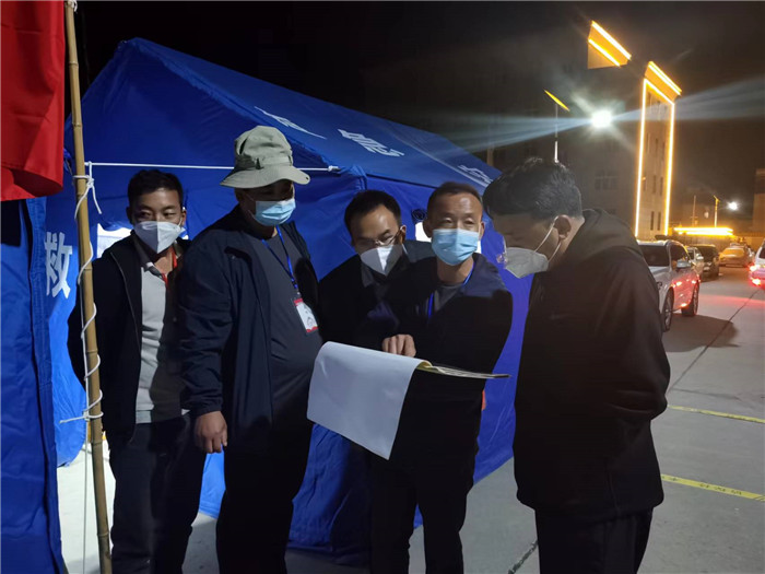 7月19日，甘南州瑪曲縣紀(jì)委監(jiān)委督查組在德吉小區(qū)卡點(diǎn)督導(dǎo)疫情防控工作。仲海濤 攝.jpg