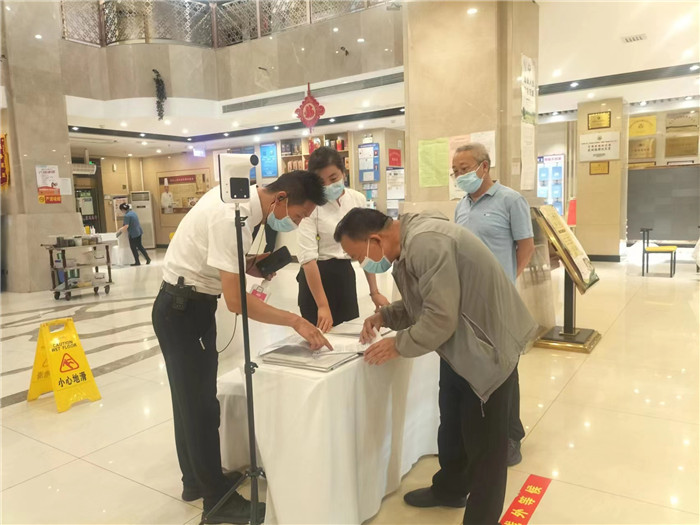 金昌市金川區(qū)紀(jì)委監(jiān)委駐區(qū)人大機(jī)關(guān)紀(jì)檢監(jiān)察組在花城錦都大酒店監(jiān)督檢查疫情防控工作。王文海 攝 .jpg