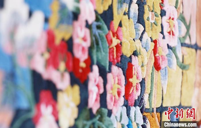 圖為手工地毯成品?！《姑?攝