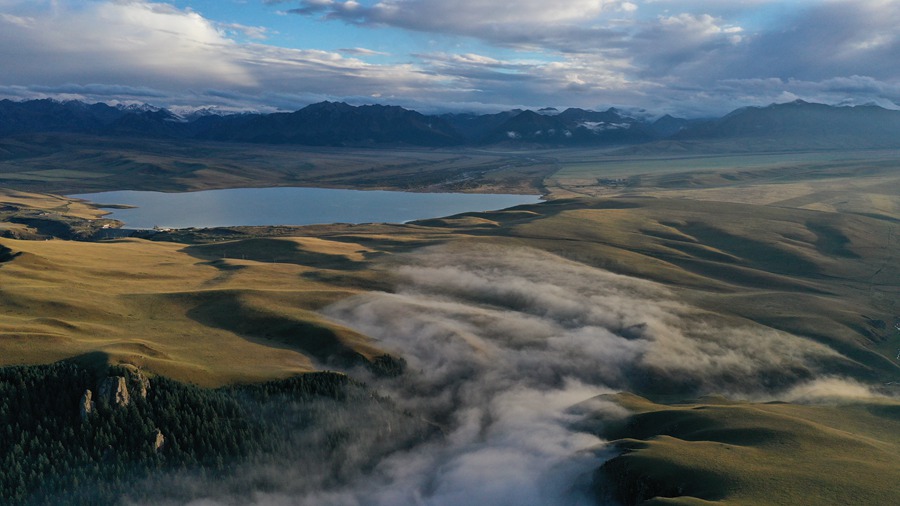 甘肅山丹馬場(chǎng)：峽谷云霧似仙境。 王超攝