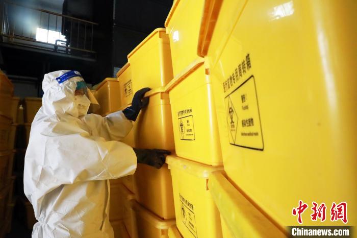 圖為工作人員搬運醫(yī)療廢物專用周轉箱?！∥航ㄜ?攝