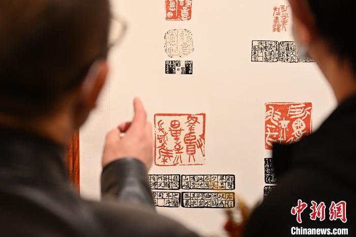 圖為甘肅蘭州，參展作品吸引參觀者。 中新社記者 李亞龍 攝