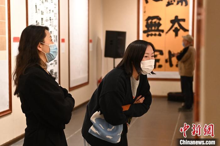 圖為甘肅蘭州，參展書法作品吸引參觀者。 中新社記者 李亞龍 攝