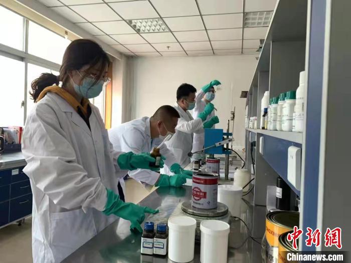 圖為肖菲(前一)帶領(lǐng)團(tuán)隊研發(fā)水性涂料。(資料圖) 受訪者供圖