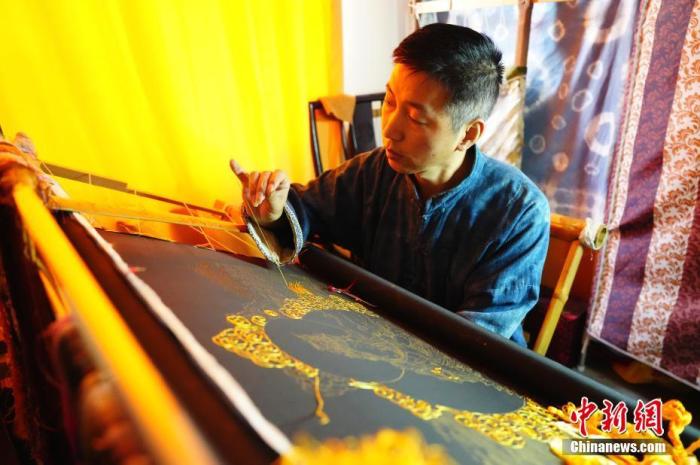 系統(tǒng)性挖掘整理古代敦煌刺繡，是甘肅天水市級(jí)非遺代表性項(xiàng)目武山刺繡代表性傳承人劉云帆這兩年最緊要的工作之一。圖為劉云帆在創(chuàng)作富含敦煌刺繡元素的作品。 中新社發(fā) 謝秉錫 攝 