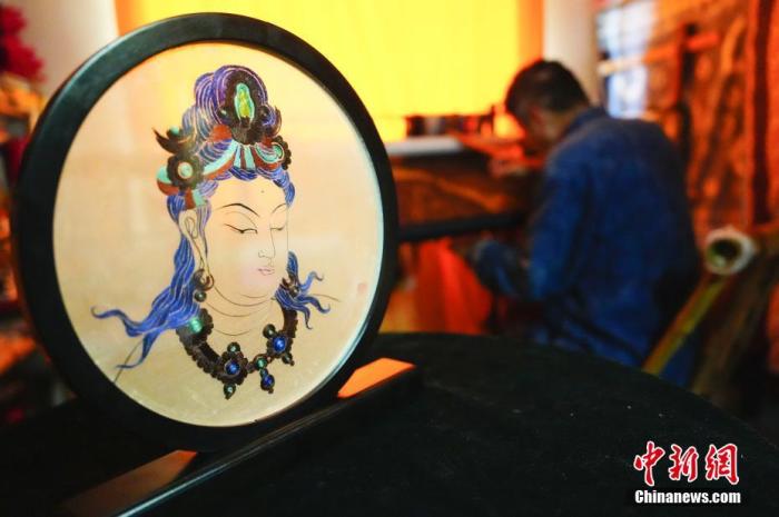 圖為劉云帆所創(chuàng)作的敦煌元素刺繡作品。 中新社發(fā) 謝秉錫 攝