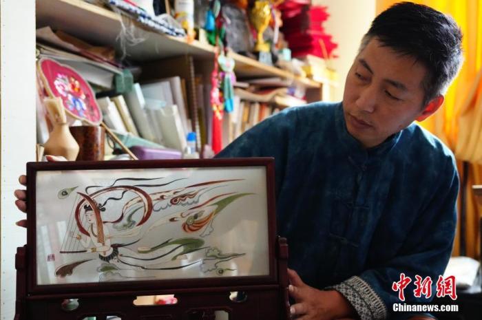 圖為劉云帆展示敦煌元素的刺繡作品。 中新社發(fā) 謝秉錫 攝