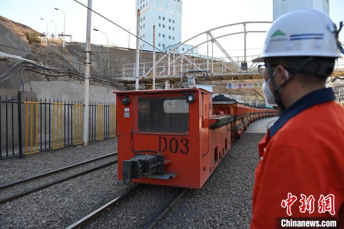 圖為工作人員正在觀察車(chē)輛運(yùn)行情況。　李亞龍 攝