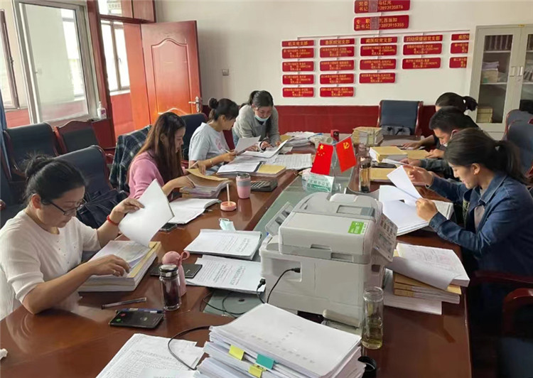 2022年9月12日，甘南州碌曲縣紀委監(jiān)委發(fā)揮”室組地“聯(lián)動機制，在縣衛(wèi)健系統(tǒng)開展八個重點領(lǐng)域?qū)ｍ椂讲椤?jpg