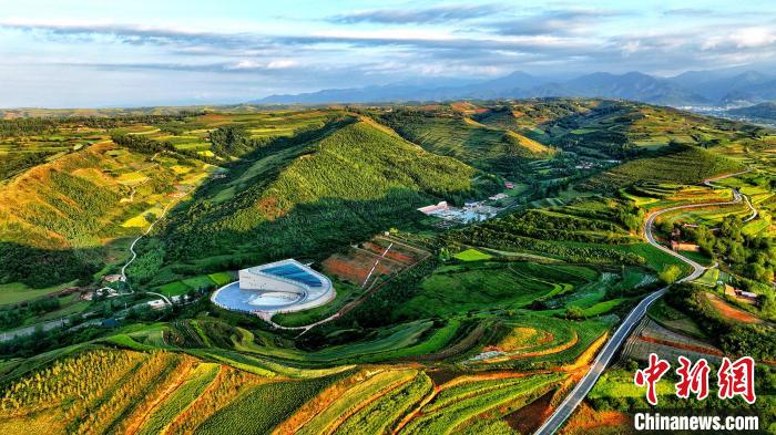 航拍視角下的樺林古動(dòng)物化石埋藏原址館。該館位于臨夏州和政縣。(資料圖) 和政宣傳部供圖