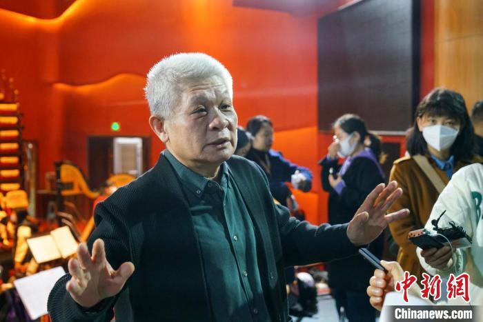 該劇導(dǎo)演蔣力向媒體介紹相關(guān)情況?！《∷?攝