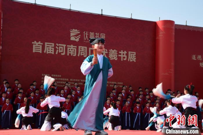 圖為學(xué)生們在開幕式上誦讀經(jīng)典。　梁照曾 攝