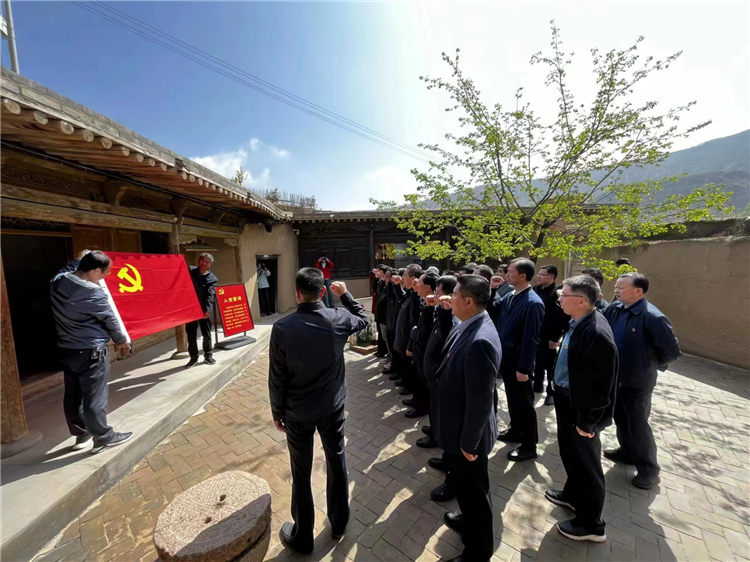 圖為臨夏州紀(jì)委監(jiān)委組織黨員干部在東鄉(xiāng)縣布塄溝黨史教育基地開(kāi)展革命教育活動(dòng)，賡續(xù)紅色血脈、汲取奮進(jìn)力量、激發(fā)干事熱情。.png