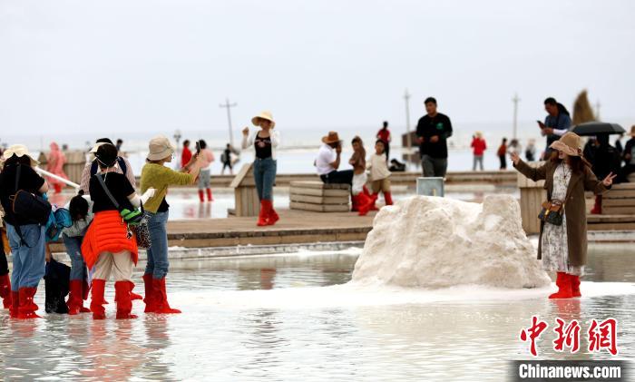 圖為游客在茶卡鹽湖拍照。　薛蒂 攝
