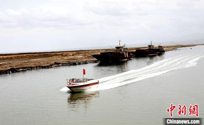 圖為茶卡鹽湖?！⊙Φ?攝