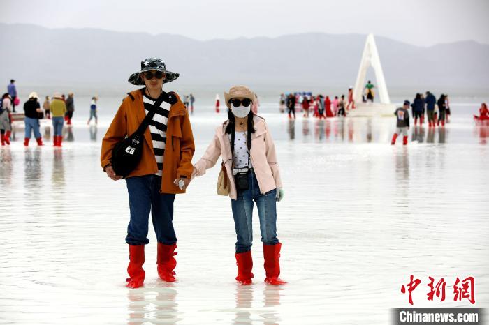 圖為游客在茶卡鹽湖之中?！⊙Φ?攝
