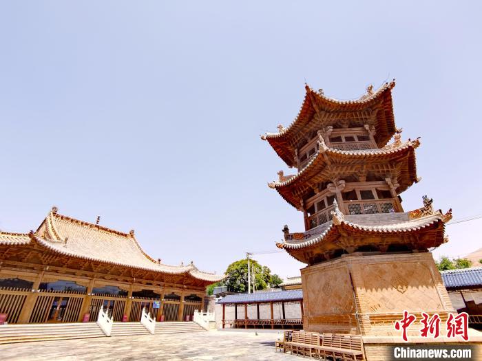 圖為阿河灘清真寺局部?！?zhí)砀?攝