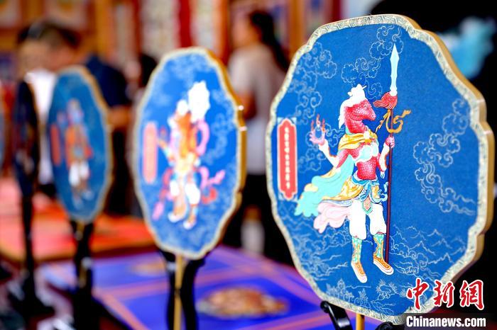 圖為唐卡延伸產(chǎn)品?！⊙Φ?攝