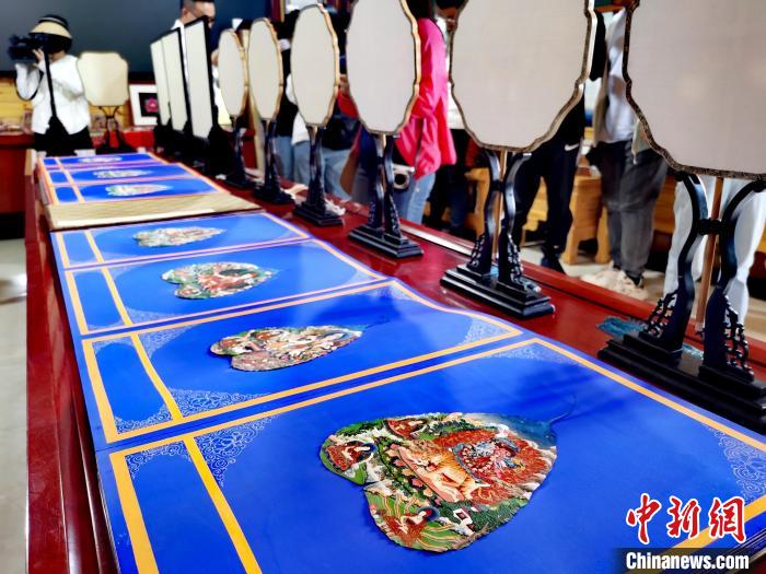 圖為唐卡延伸產(chǎn)品?！?zhí)砀?攝