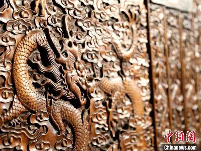 圖為青海永錄民俗博物館內(nèi)珍藏的中式家具細(xì)節(jié)展示?！⊙Φ?攝