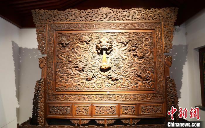 圖為青海永錄民俗博物館內(nèi)珍藏的中式家具?！⊙Φ?攝