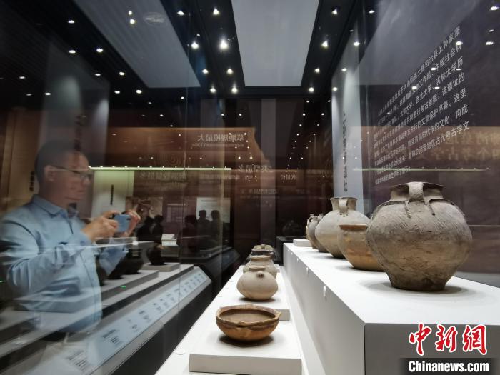 圖為河湟文化博物館展陳的陶器。　張?zhí)砀?攝