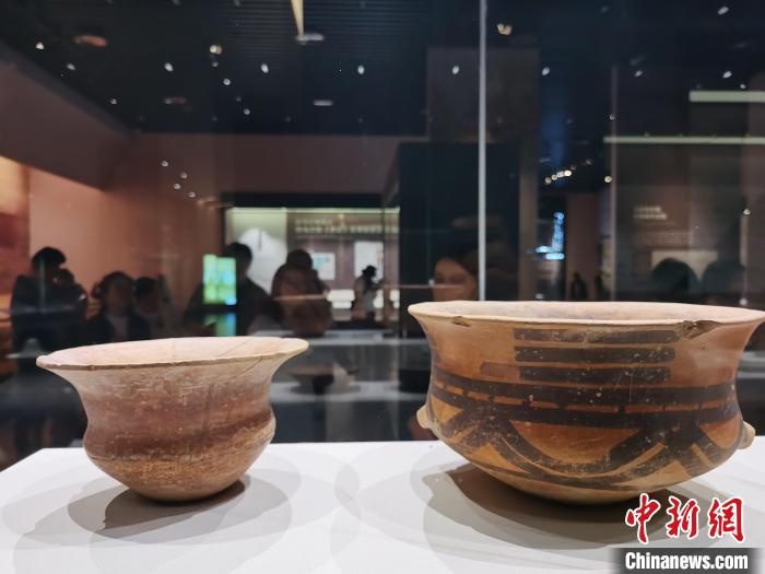 圖為河湟文化博物館展陳的陶器。　張?zhí)砀?攝