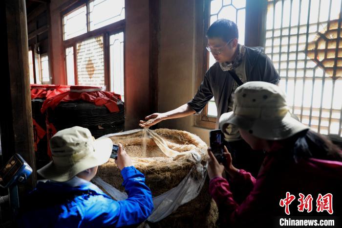 圖為青稞酒文化展示?！⊙Φ?攝