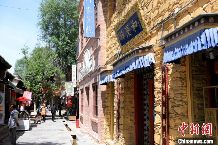 圖為平安驛·河湟民俗文化體驗地的門店。　薛蒂 攝