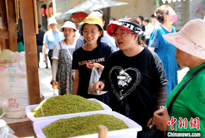 圖為民眾購買青海特色小吃?！⊙Φ?攝