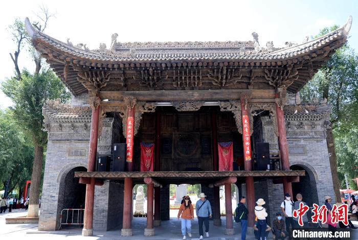 圖為平安驛·河湟民俗文化體驗地的戲樓?！⊙Φ?攝