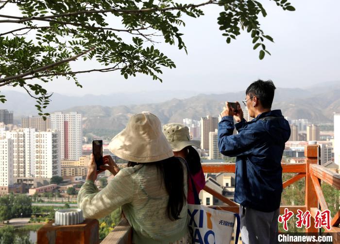 圖為媒體記者登頂朝陽(yáng)山?！⊙Φ?攝