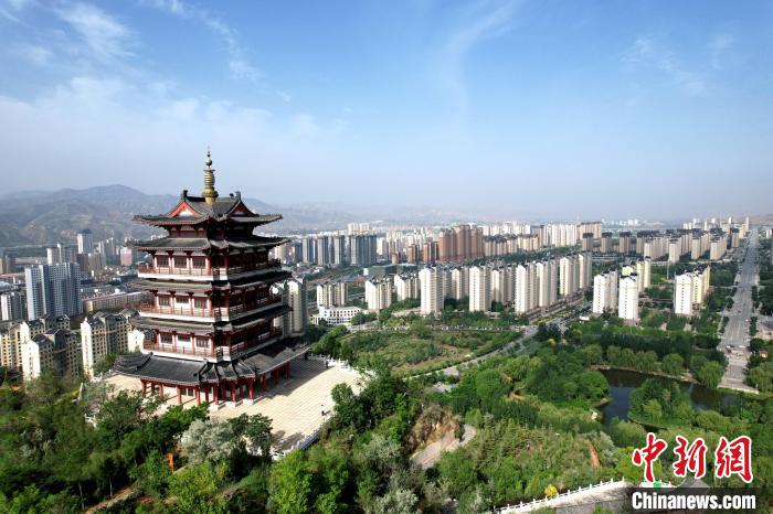 圖為航拍樂(lè)都區(qū)朝陽(yáng)山片區(qū)?！⊙Φ?攝