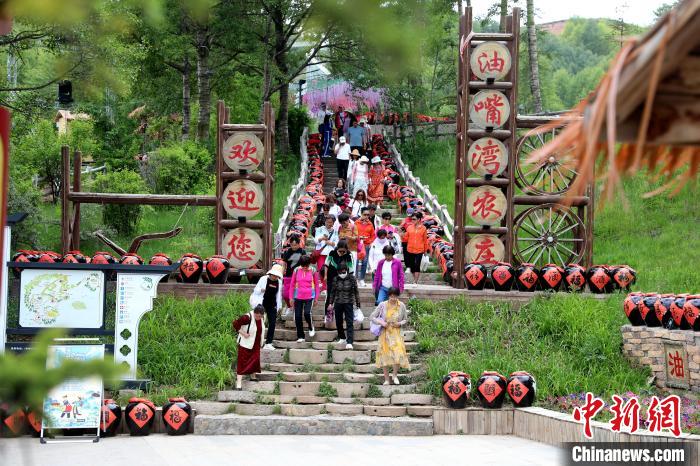 圖為油嘴灣生態(tài)文化景區(qū)的游客?！⊙Φ?攝