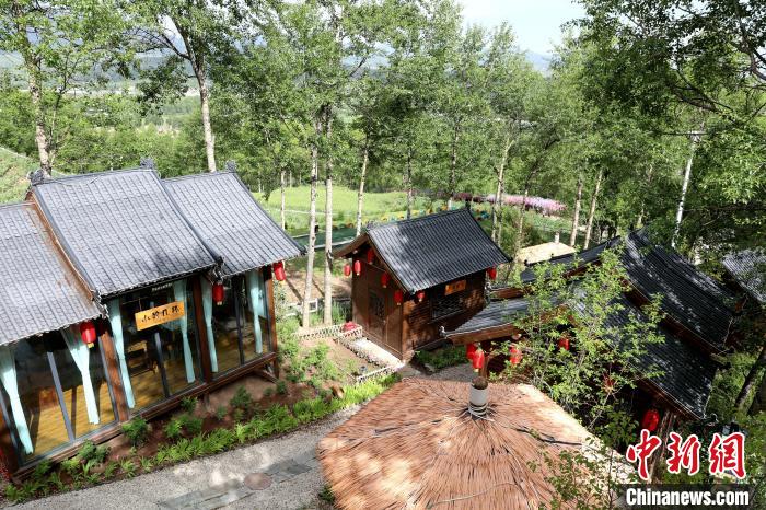 圖為景區(qū)內(nèi)依山而建的民宿。　薛蒂 攝