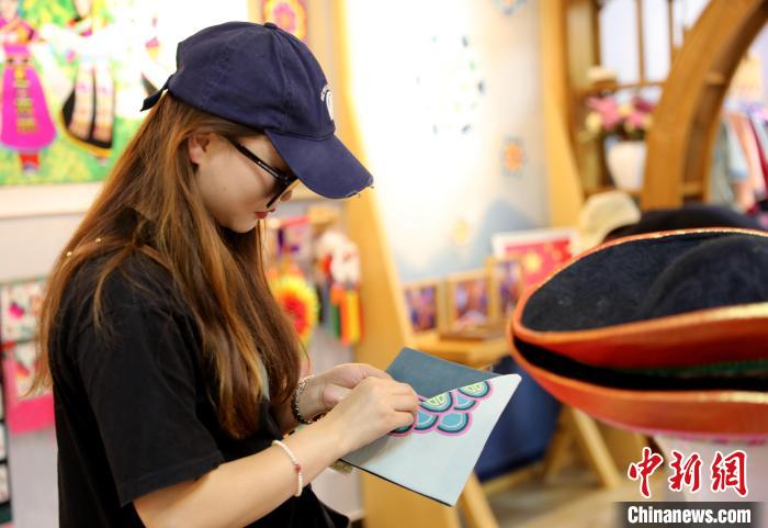 圖為民眾體驗國家級非遺項目盤繡技藝?！⊙Φ?攝