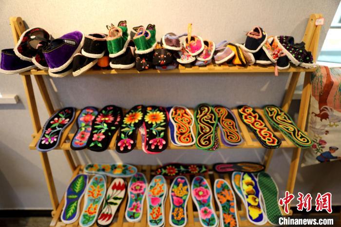 圖為盤繡作品?！⊙Φ?攝