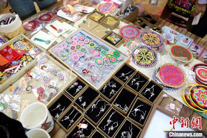 圖為盤繡作品。　薛蒂 攝